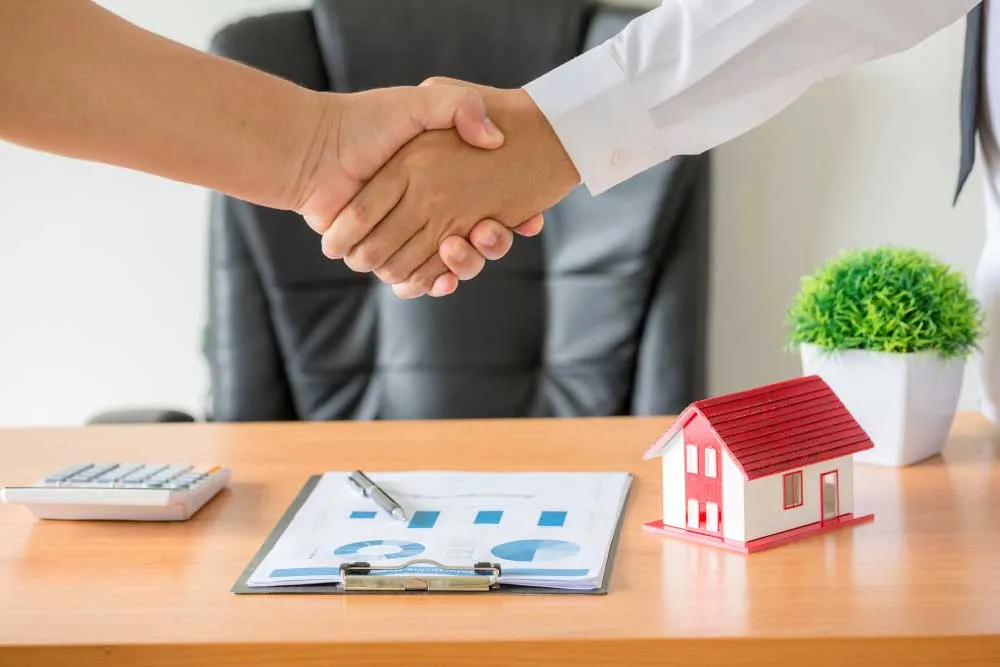 Notar public Iași – strângere de mână la semnarea unui contract de vânzare-cumpărare