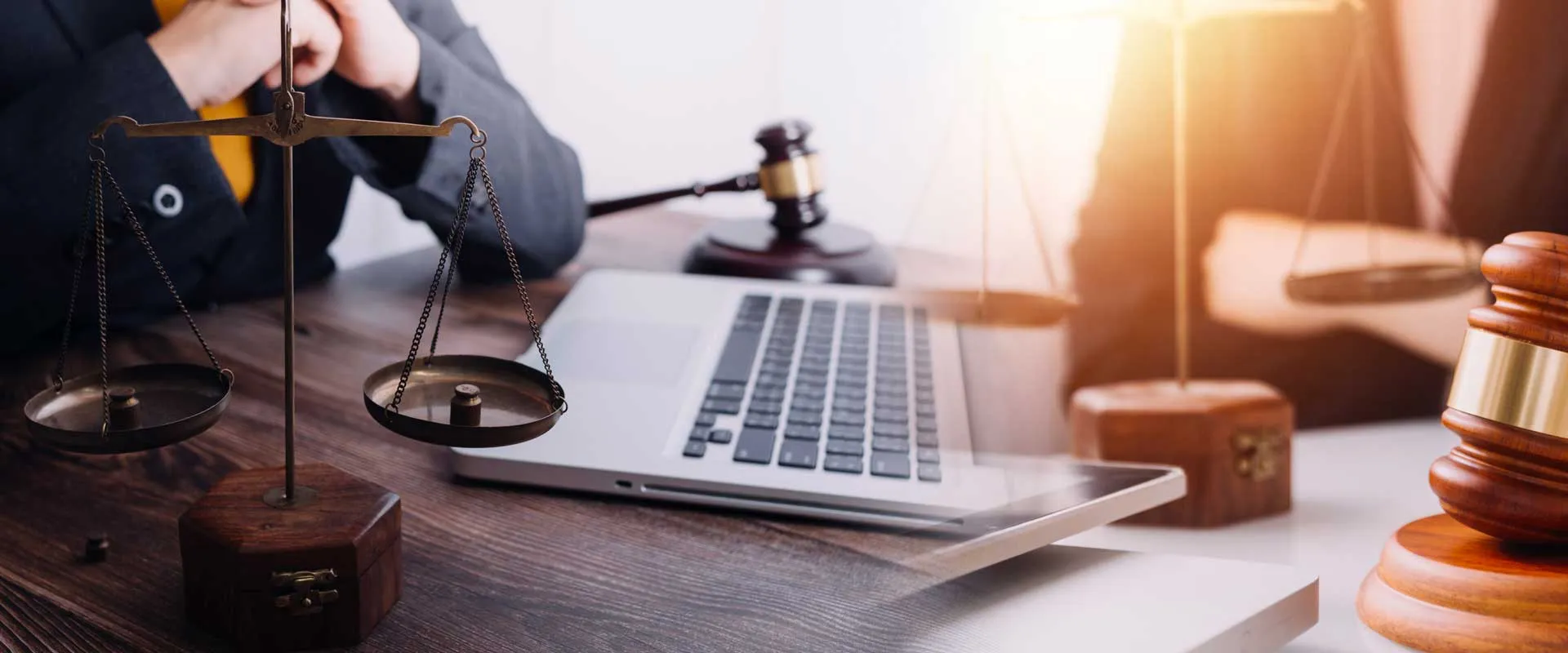Programare la notar în Iași – birou cu laptop, balanță și ciocănel